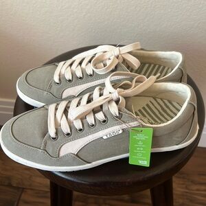 NEW Taos Shooting Star Lace Up Sneakers